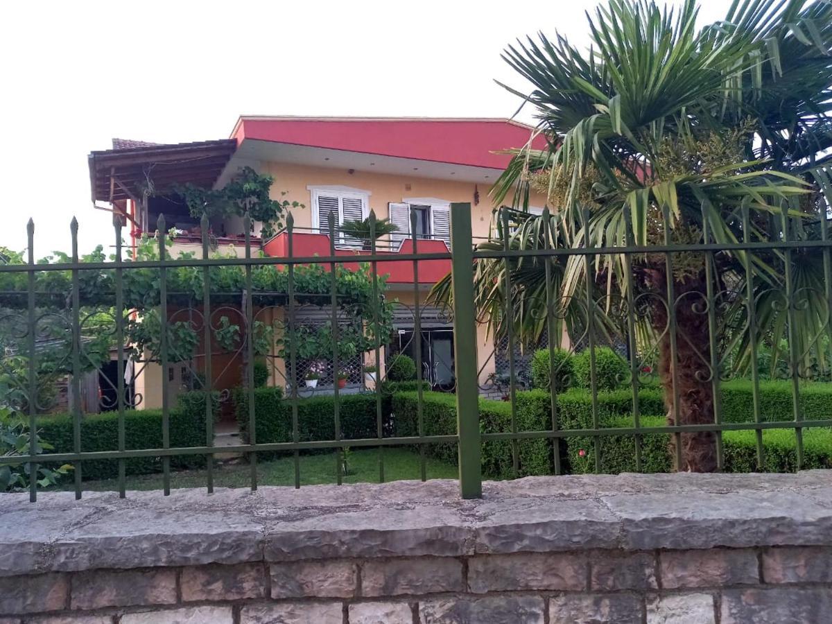 Manthoguesthouse Gjirokastër Exterior foto